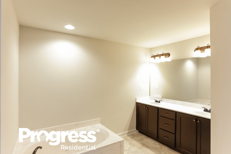 1,860/Mo, 8033 Symon Dr Southaven, MS 38671 Master Bathroom View 2