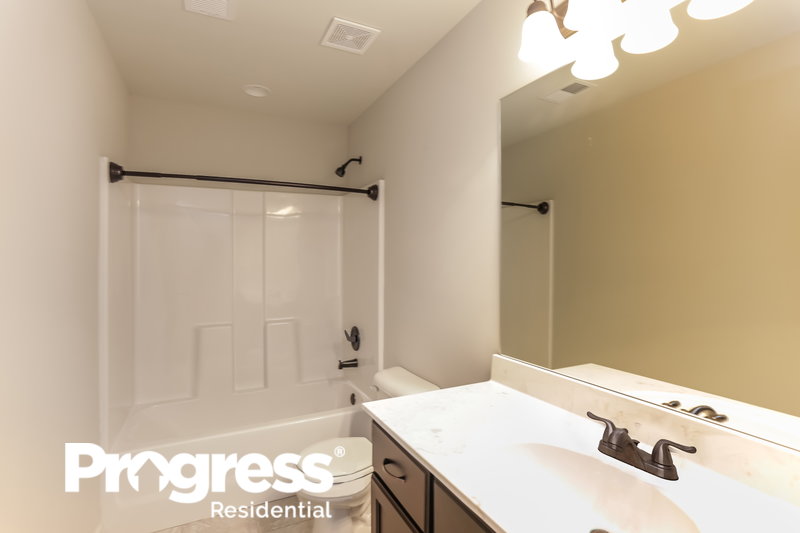 1,860/Mo, 8033 Symon Dr Southaven, MS 38671 Bathroom View