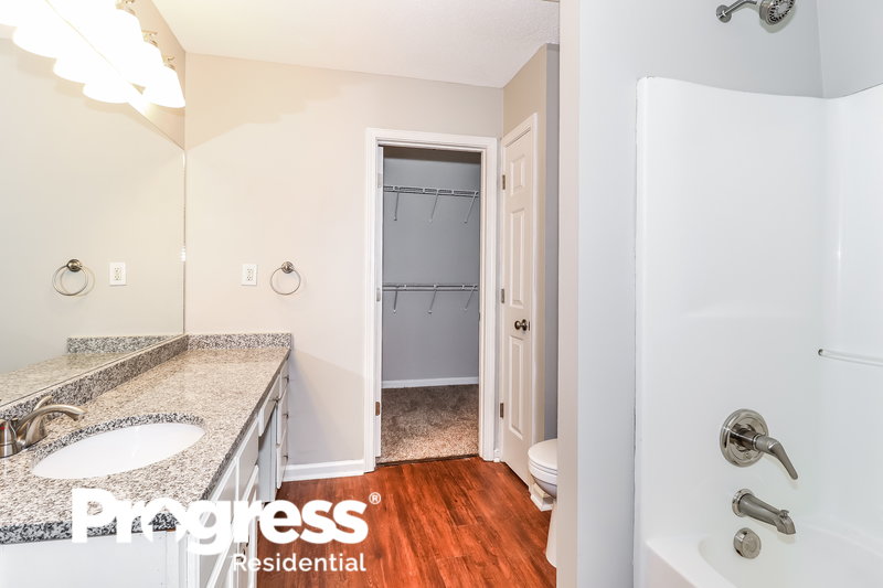 2,440/Mo, 6781 College Park Cv Olive Branch, MS 38654 Master Bathroom View 2