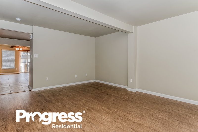 0/Mo, 167 Plymouth Dr Deptford, NJ 08096 livingroom View 2