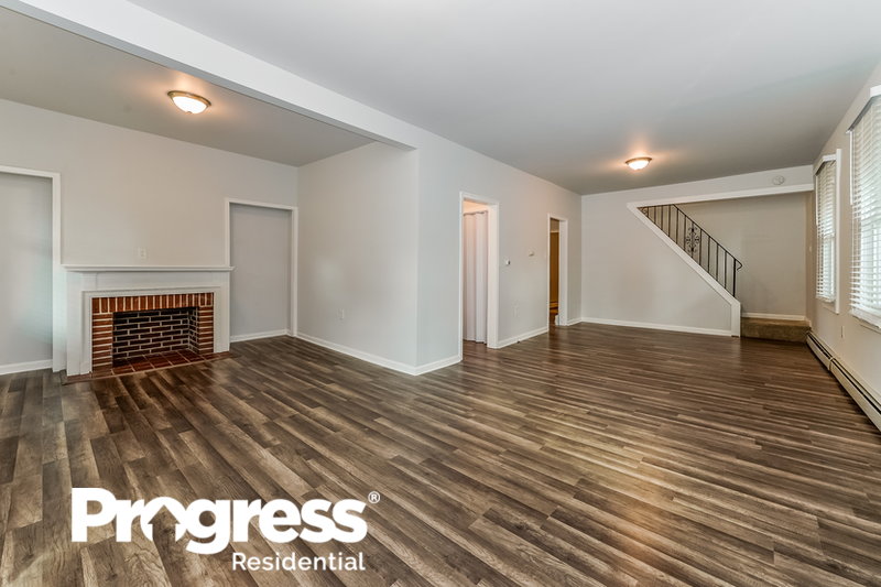 0/Mo, 725 E LINDEN AVE Lindenwold, NJ 08021 photolivingroom View