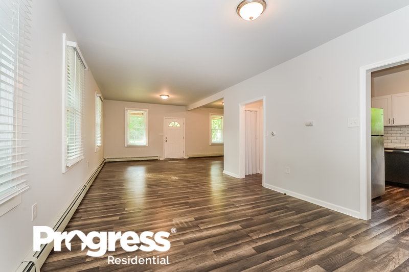 0/Mo, 725 E LINDEN AVE Lindenwold, NJ 08021 photolivingroom View 2