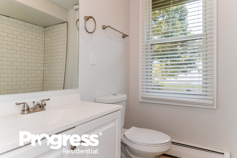 0/Mo, 725 E LINDEN AVE Lindenwold, NJ 08021 photomasterbathroom View