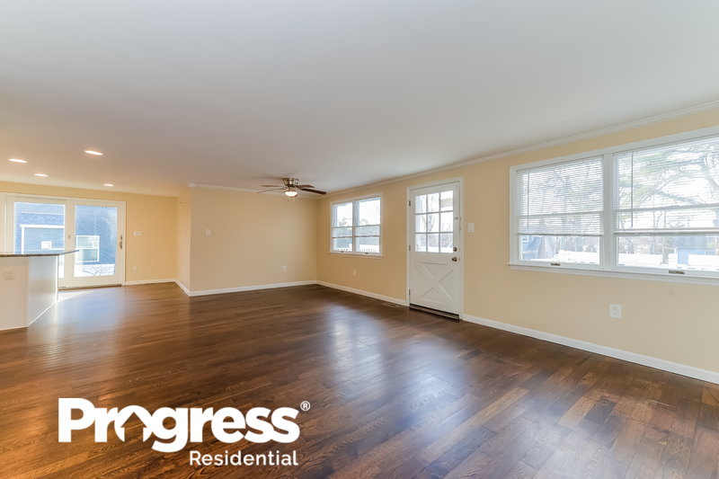 0/Mo, 57 Shore Avenue Manahawkin, NJ 08050 Living Room View