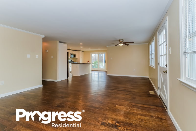 0/Mo, 57 Shore Avenue Manahawkin, NJ 08050 Living Room View 2