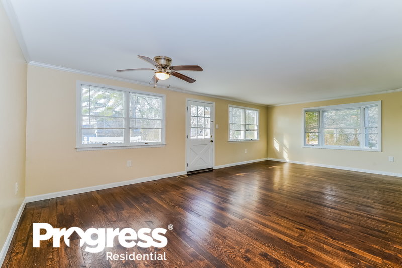 0/Mo, 57 Shore Avenue Manahawkin, NJ 08050 Living Room View 3