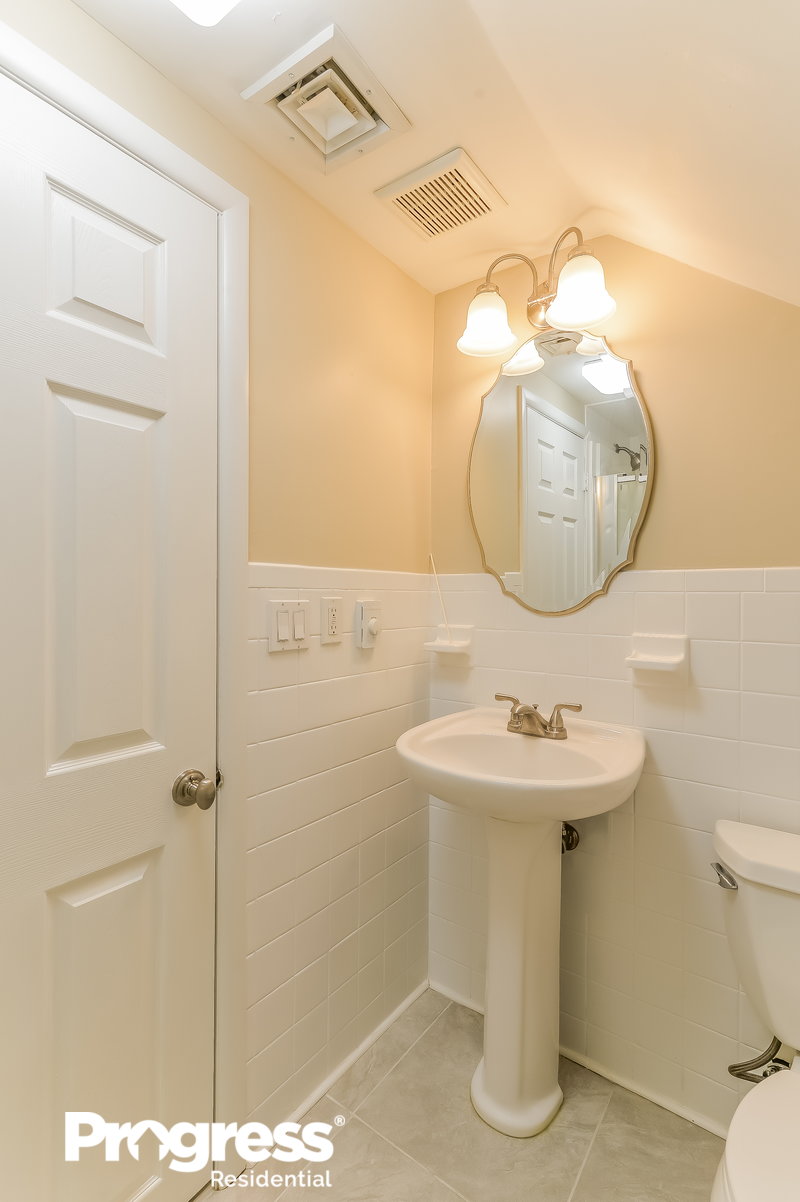 0/Mo, 57 Shore Avenue Manahawkin, NJ 08050 Bathroom View