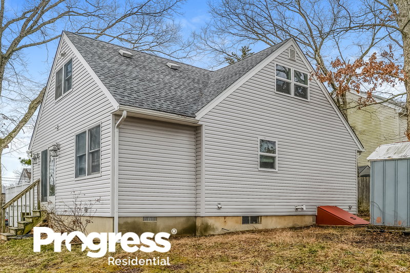 0/Mo, 57 Shore Avenue Manahawkin, NJ 08050 Rear View