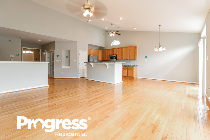 0/Mo, 122 HEARTHSTONE DR Berlin, NJ 08009 Living Room View