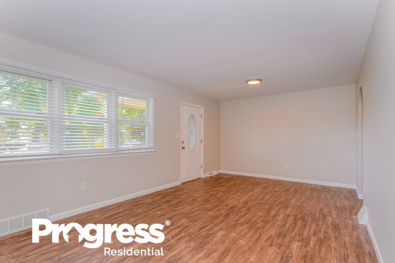 0/Mo, 102 Ginger Ave Millville, NJ 08332 livingroom View 2