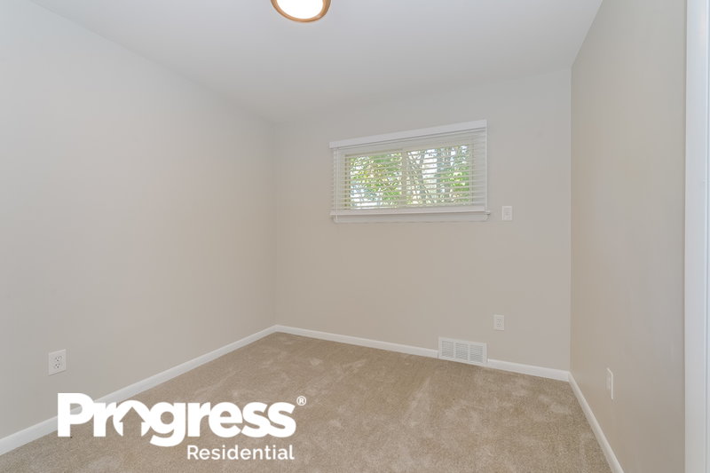 0/Mo, 102 Ginger Ave Millville, NJ 08332 masterbedroom View