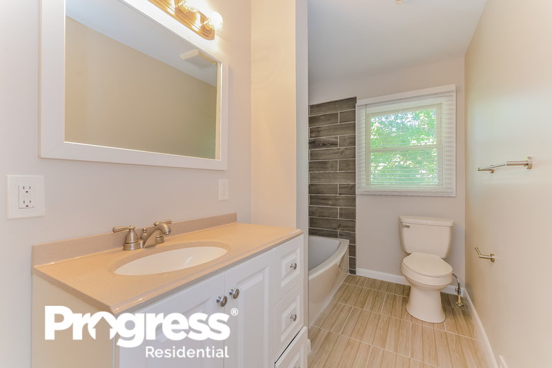 0/Mo, 102 Ginger Ave Millville, NJ 08332 masterbathroom View