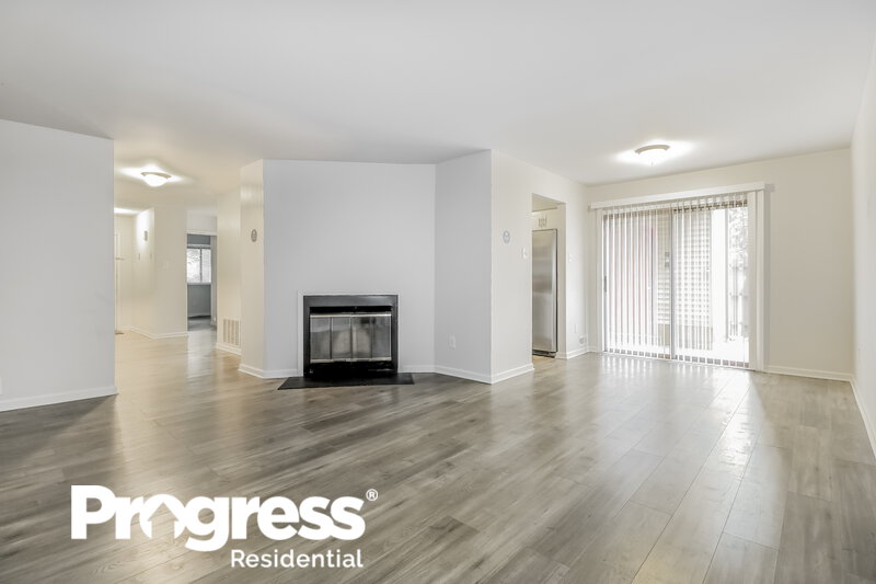 2,150/Mo, 707A Cypress Point Cir # 707A Mount Laurel, NJ 08054 Living Room View 2