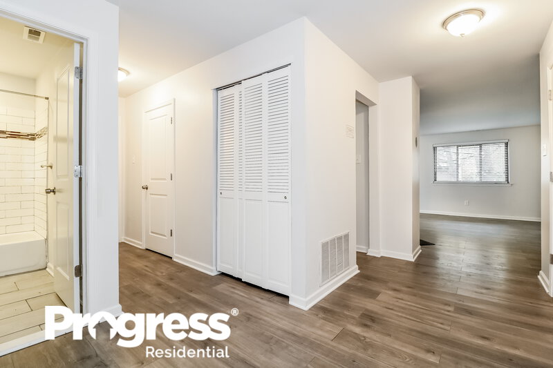 2,150/Mo, 707A Cypress Point Cir # 707A Mount Laurel, NJ 08054 Hallway View