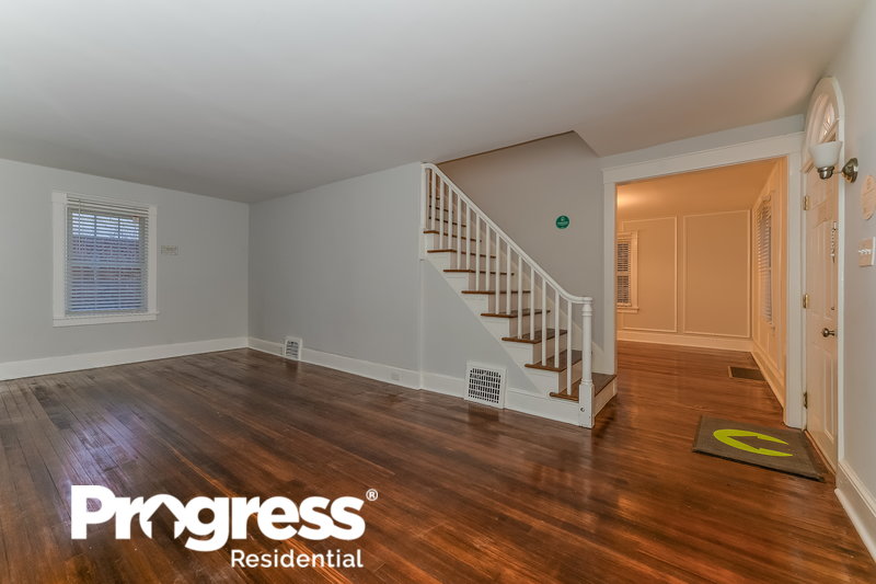 0/Mo, 26 HILLSIDE RD Mount Holly, NJ 08060 Living Room View 2