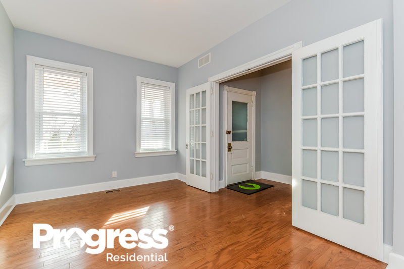 0/Mo, 19 Lees Ave Collingswood, NJ 08108 Living Room View 2