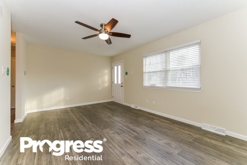 0/Mo, 964 Michael Ave Vineland, NJ 08360 livingroom View