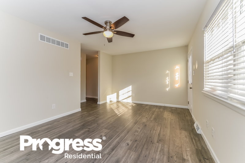 0/Mo, 964 Michael Ave Vineland, NJ 08360 livingroom View 2