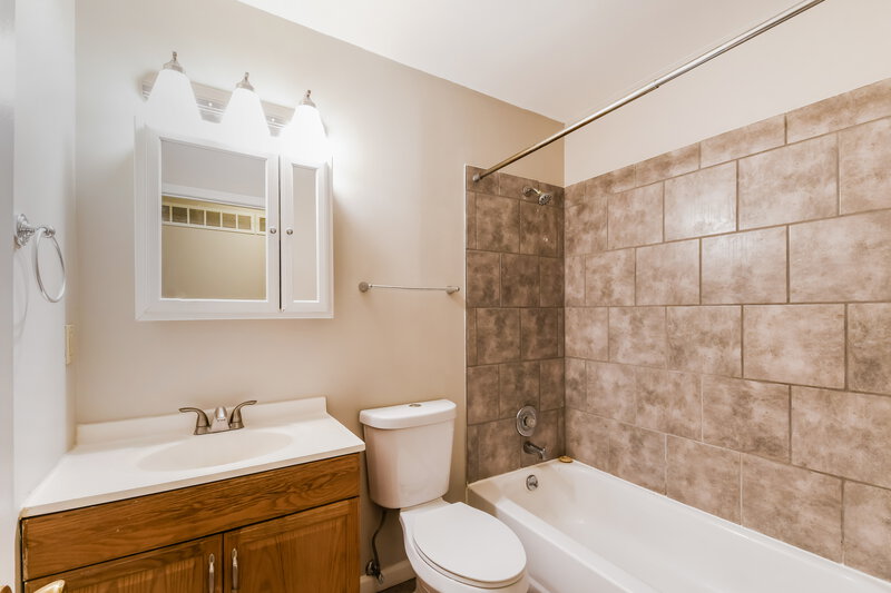 1,585/Mo, 2 Florence Hill Ct Florissant, MO 63033 Bathroom View