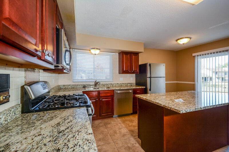 2,165/Mo, 4045 Hounds Hill Dr Florissant, MO 63034 Kitchen View 2
