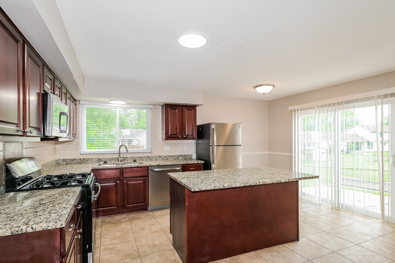 2,490/Mo, 4045 Hounds Hill Dr Florissant, MO 63034 Kitchen View 2