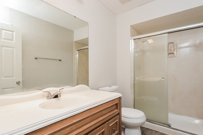 2,490/Mo, 4045 Hounds Hill Dr Florissant, MO 63034 Main Bathroom View