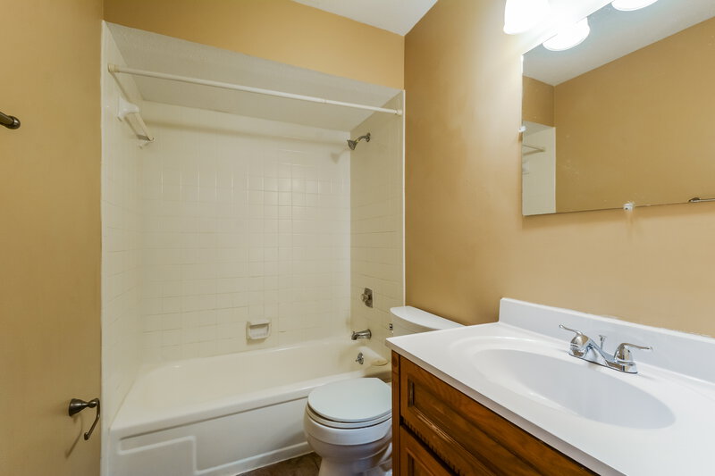 2,165/Mo, 4045 Hounds Hill Dr Florissant, MO 63034 Bathroom View