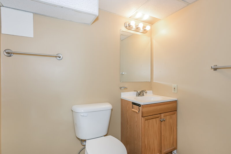 2,145/Mo, 15649 91st Ave Florissant, MO 63034 Bathroom View 2