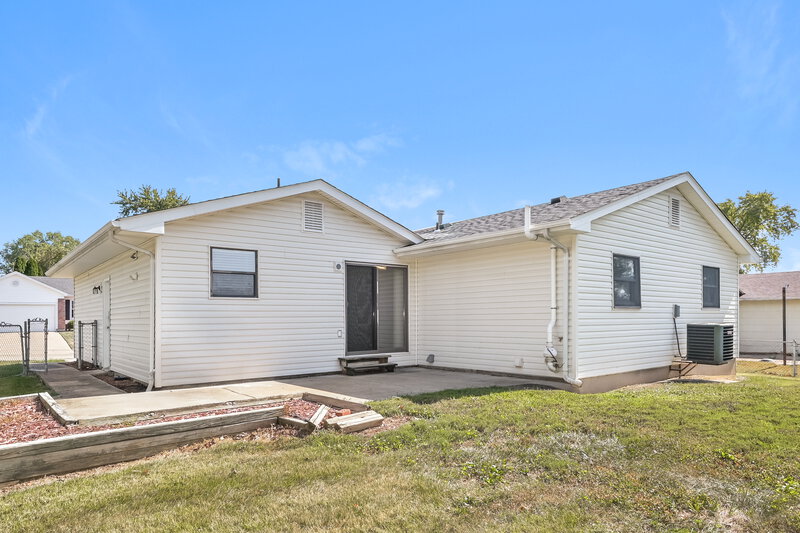 2,145/Mo, 15649 91st Ave Florissant, MO 63034 Rear View