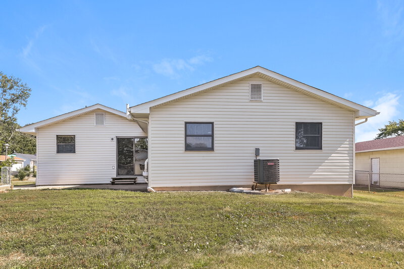 2,145/Mo, 15649 91st Ave Florissant, MO 63034 Rear View 2