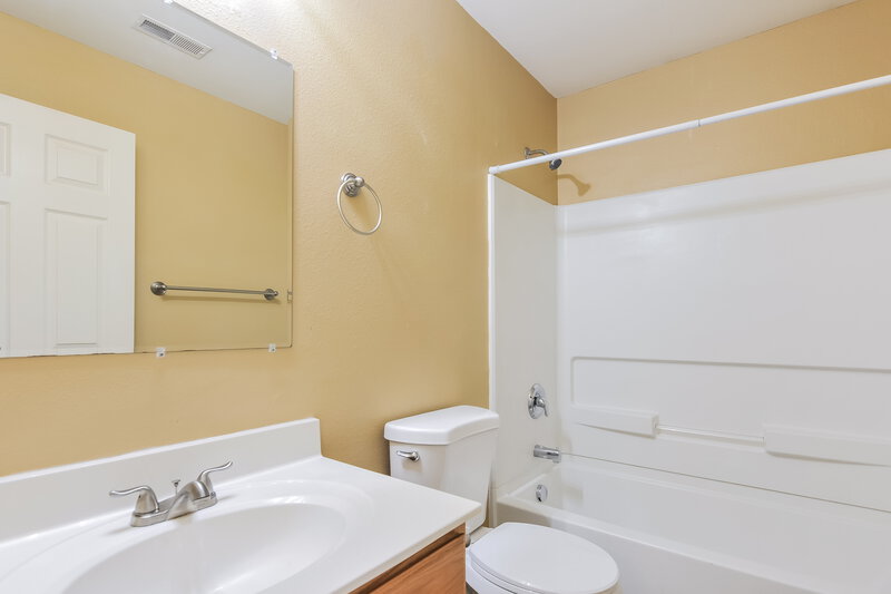 1,930/Mo, 1229 Oakholt Ct Herculaneum, MO 63048 Main Bathroom View