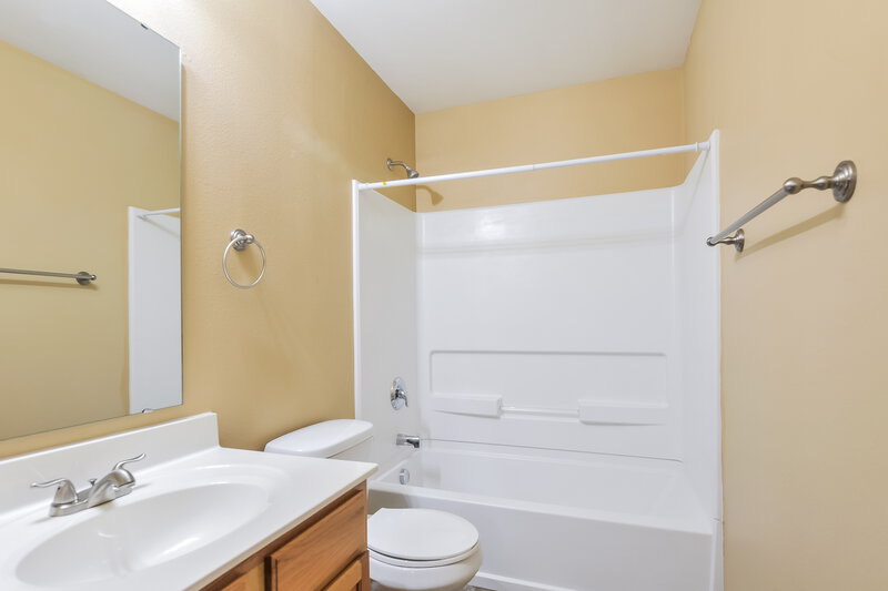 1,930/Mo, 1229 Oakholt Ct Herculaneum, MO 63048 Bathroom View