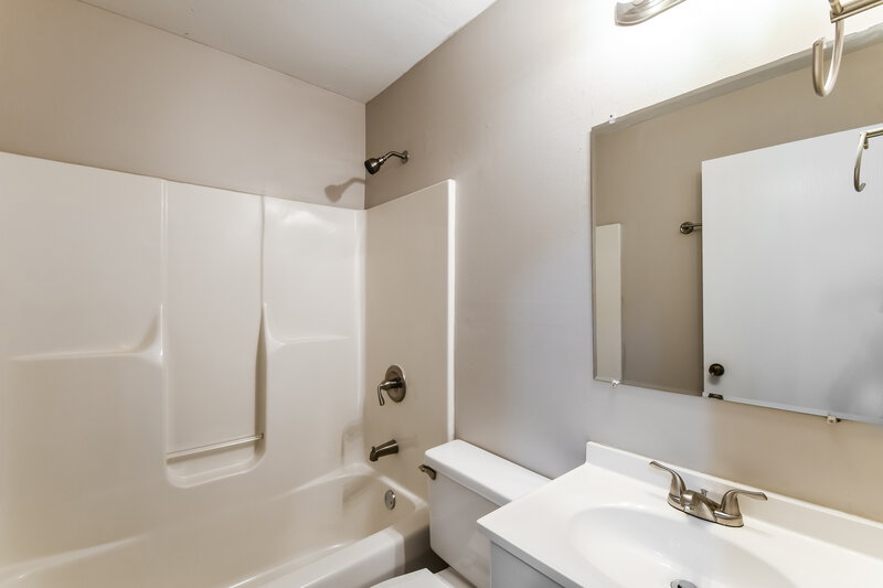 2,075/Mo, 3944 Walnut Ridge Ct Imperial, MO 63052 Bathroom View