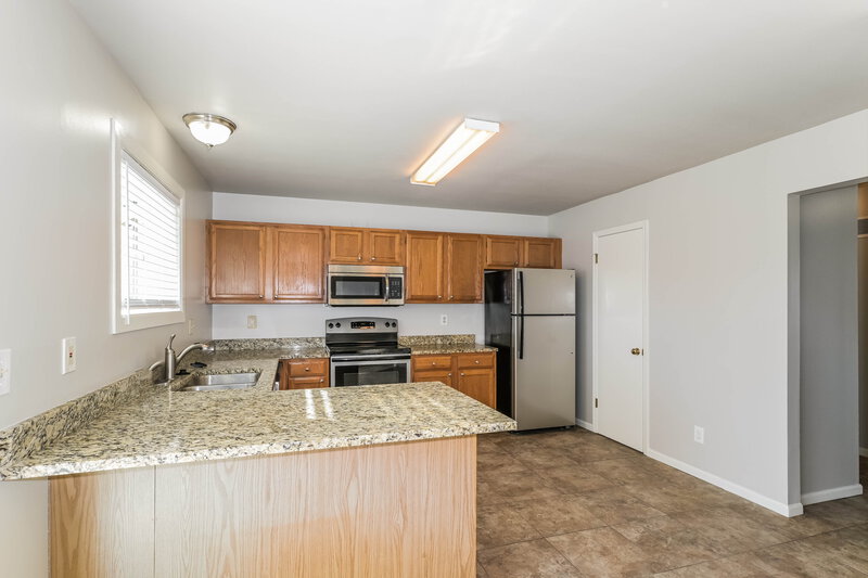 2,030/Mo, 4 Caribou Ct Saint Peters, MO 63376 Kitchen View