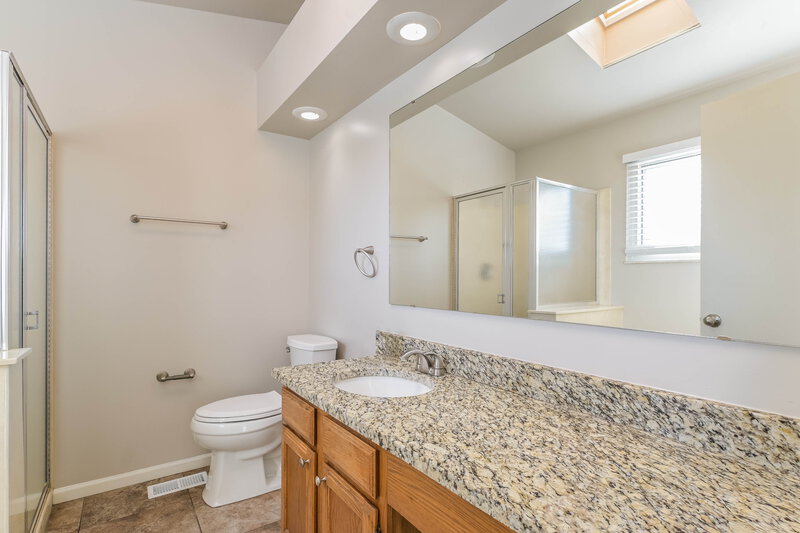 2,030/Mo, 4 Caribou Ct Saint Peters, MO 63376 Main Bathroom View