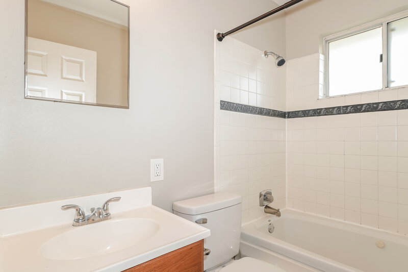 1,620/Mo, 2513 Weymouth Dr High Ridge, MO 63049 Bathroom View