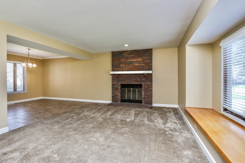 2,055/Mo, 15510 95th Ave Florissant, MO 63034 Living Room View 2
