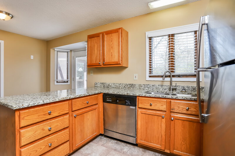 2,055/Mo, 15510 95th Ave Florissant, MO 63034 Kitchen View