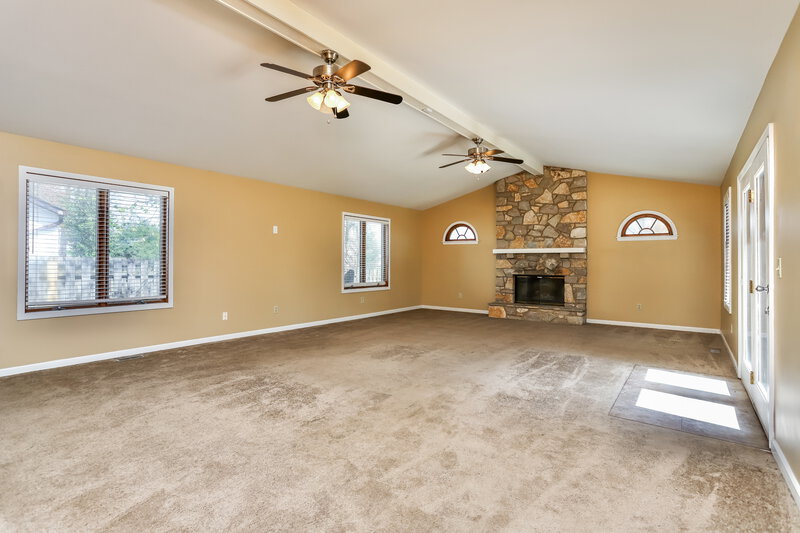 2,055/Mo, 15510 95th Ave Florissant, MO 63034 Family Room View