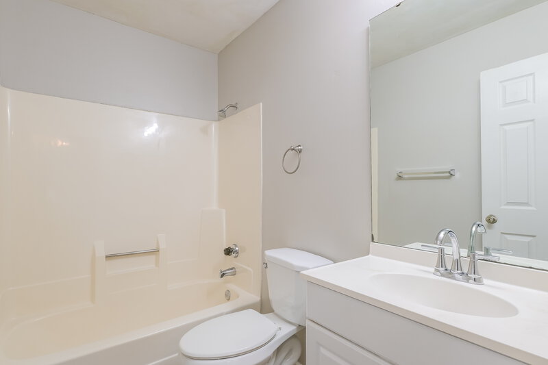 1,945/Mo, 14311 Riverfront Dr Florissant, MO 63034 Main Bathroom View