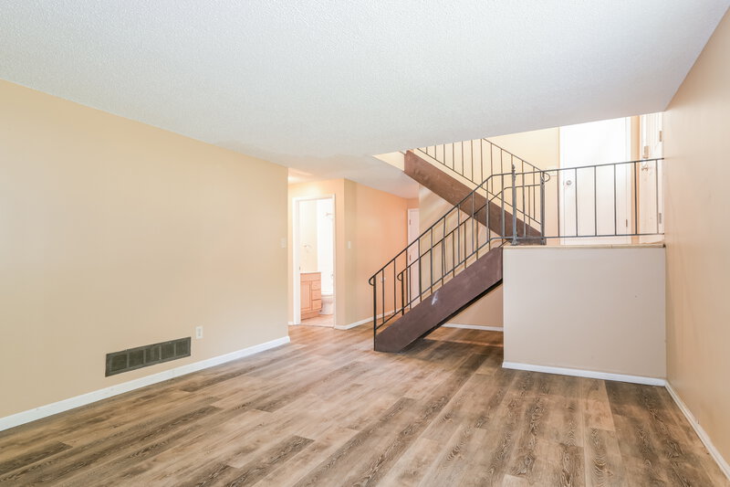 3,250/Mo, 6950 Jamestown Way Dr Florissant, MO 63033 Family Room View 2