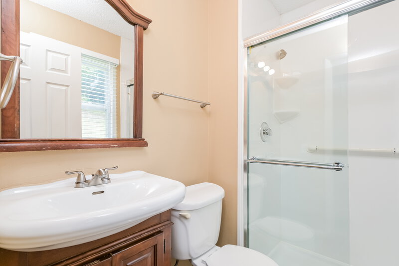 3,250/Mo, 6950 Jamestown Way Dr Florissant, MO 63033 Main Bathroom View