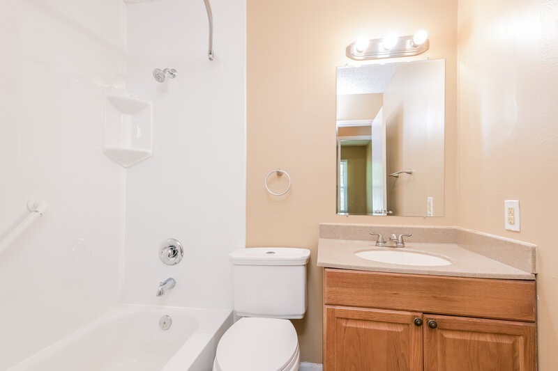 3,250/Mo, 6950 Jamestown Way Dr Florissant, MO 63033 Bathroom View