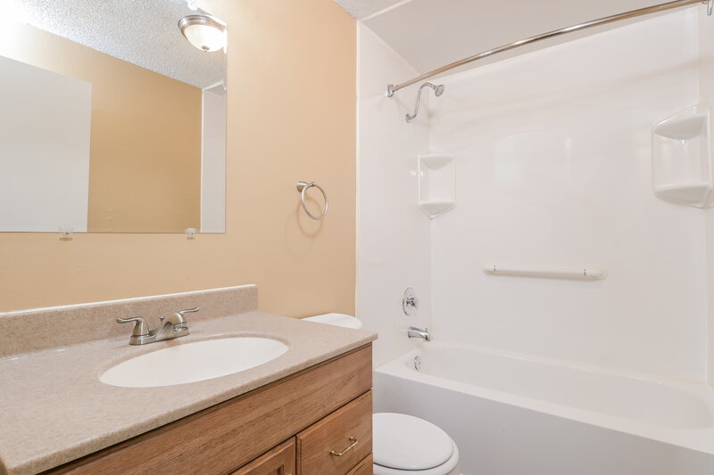3,250/Mo, 6950 Jamestown Way Dr Florissant, MO 63033 Bathroom View 2