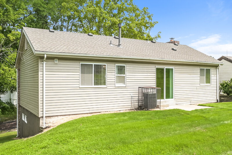 3,250/Mo, 6950 Jamestown Way Dr Florissant, MO 63033 Rear View 2