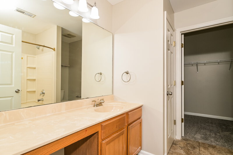 2,655/Mo, 2006 Village Glen Dr Wentzville, MO 63385 Main Bathroom View