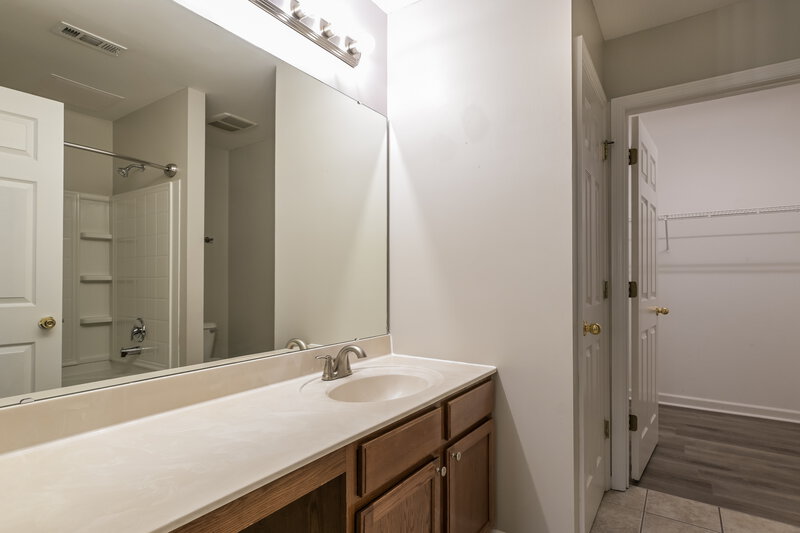 2,310/Mo, 2012 Village Glen Dr Wentzville, MO 63385 Main Bathroom View