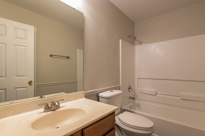 2,310/Mo, 2012 Village Glen Dr Wentzville, MO 63385 Bathroom View