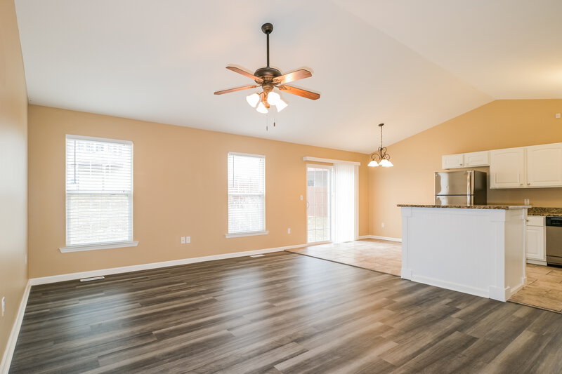 1,900/Mo, 2032 Belmont Dr Festus, MO 63028 Living Room View