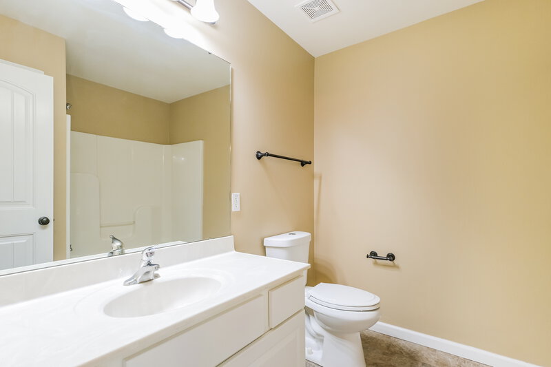 1,900/Mo, 2032 Belmont Dr Festus, MO 63028 Main Bathroom View